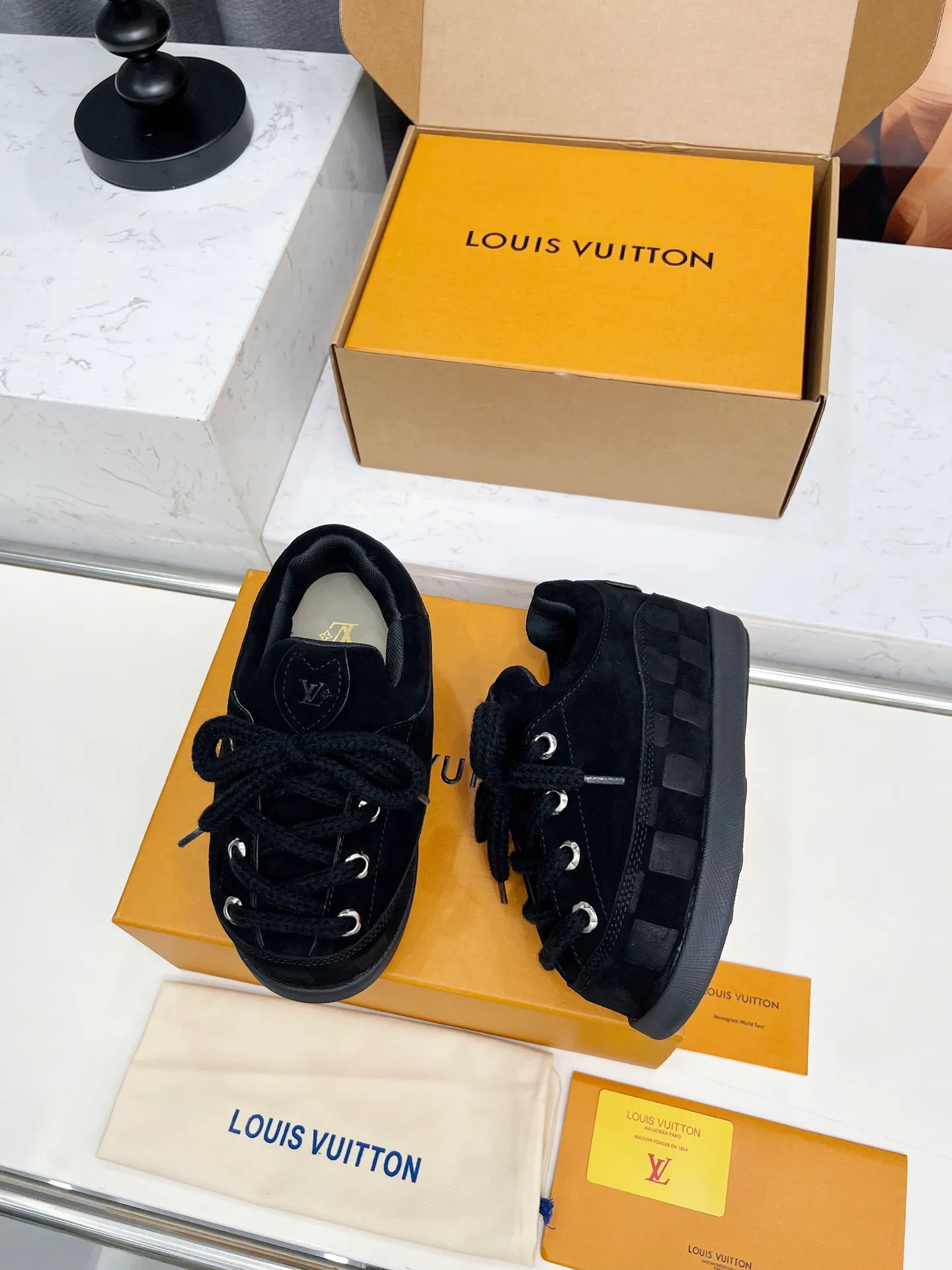 [L Family] P: 740💰 Couple model, size: women 35-41 (customized at 41 for women), 39-46 for men (customized at 45.46) The 2025 iteration of this Time Out sneaker, couple model, LV co-branded nigo, donkey brand, Louis Vuitton, ugly, cute😍Many Internet celebrities have shown off their feet, a classic and versatile item. Fabric: Imported high mercerized cow suede. Lining: high-grade elastic mesh, outsole: original molded outsole, palm print rubber outsole with hidden L letter and Monongram flower.